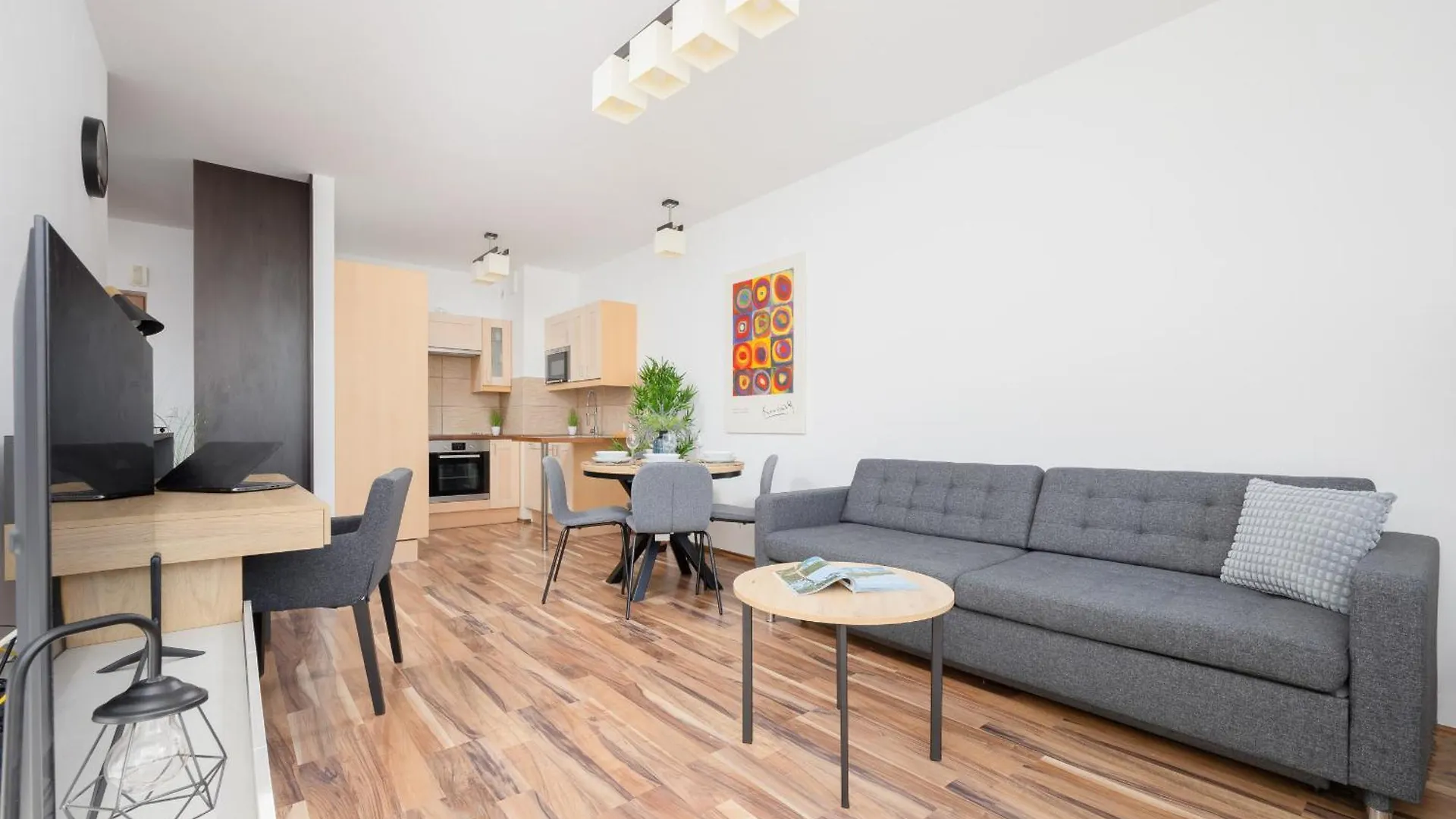 Spacious Apartment With Parking And Balcony By Noclegi Renters 바르샤바