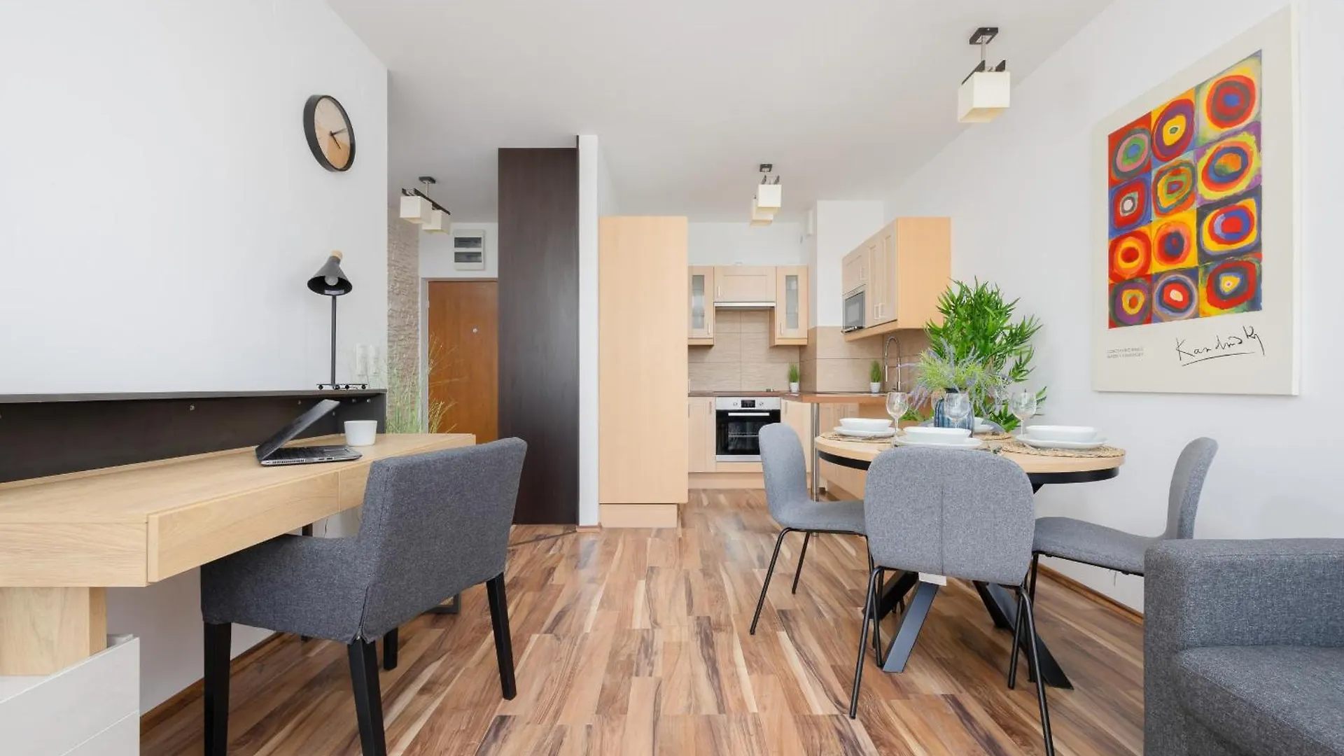 Spacious Apartment With Parking And Balcony By Noclegi Renters 바르샤바