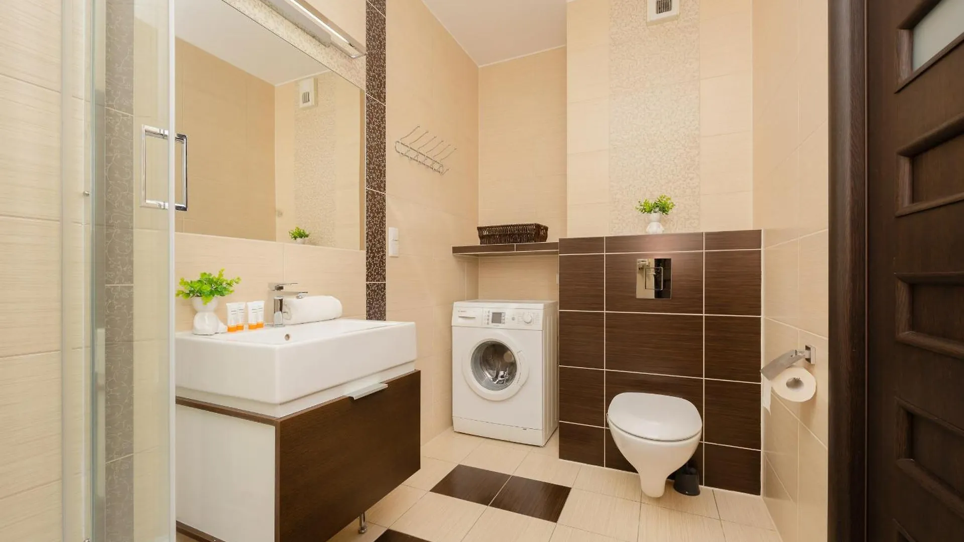 Spacious Apartment With Parking And Balcony By Noclegi Renters 바르샤바 0*,