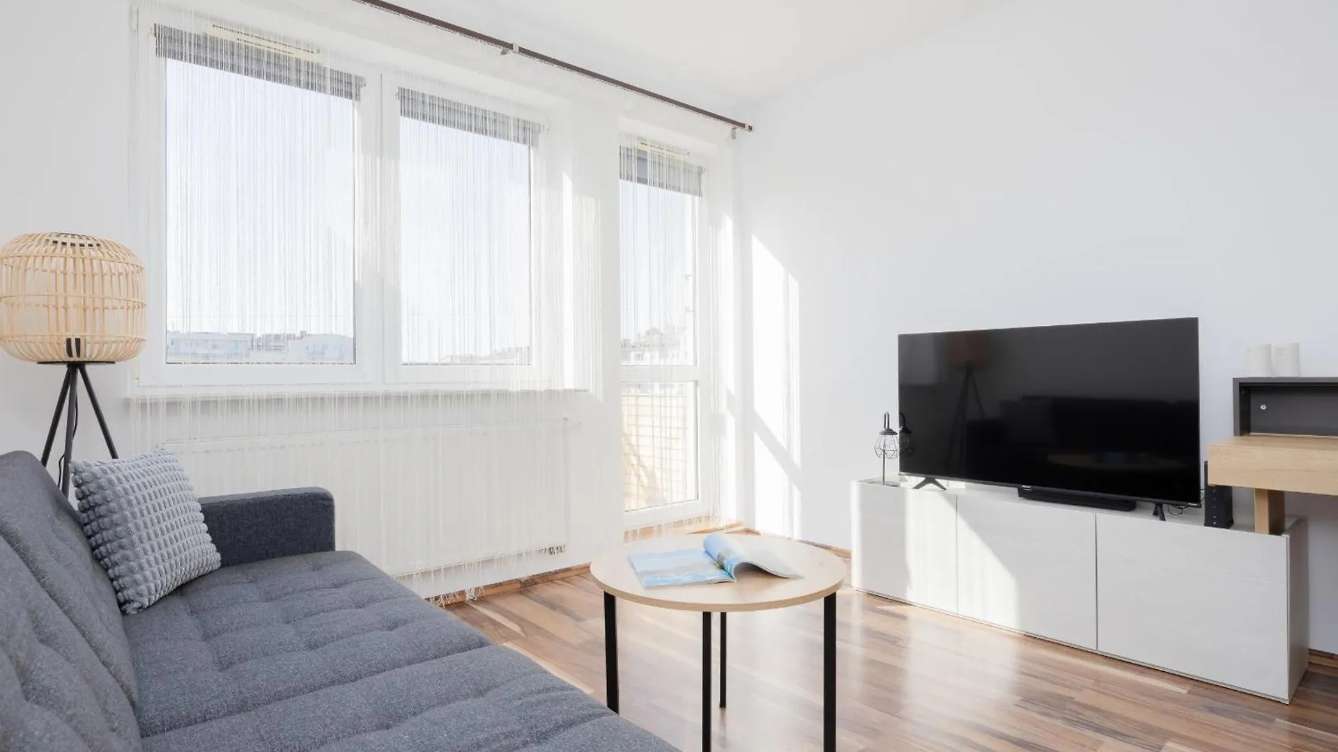 Spacious Apartment With Parking And Balcony By Noclegi Renters 바르샤바