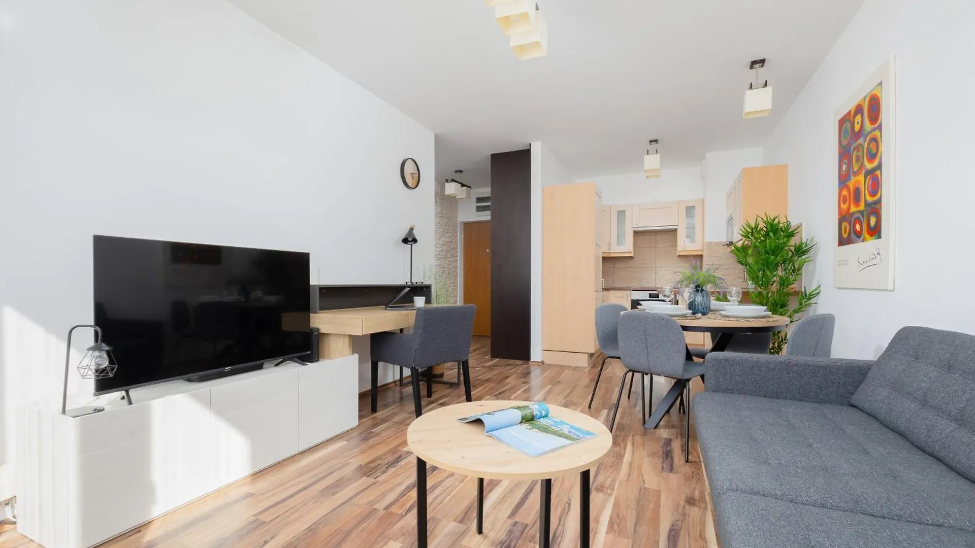 Spacious Apartment With Parking And Balcony By Noclegi Renters 바르샤바 폴란드
